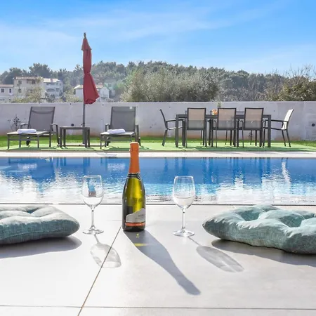 Villa Rosignola In By Istrabook *